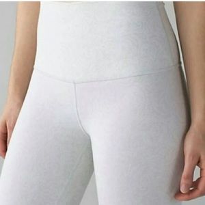Lululemon White/Light Gray High Waisted Leggings Paisley Pattern Size 6 Like New
